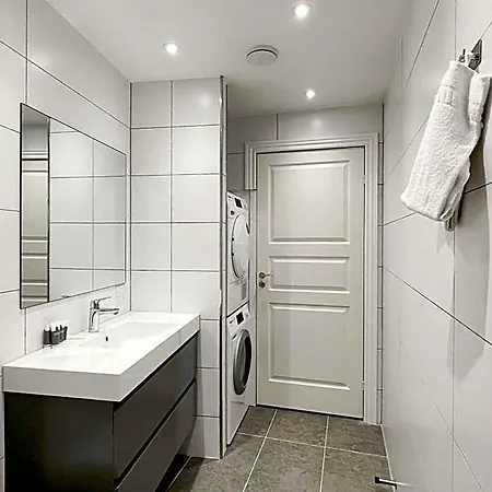 Spacious 3-br Urban Sanctuary מלון 3*