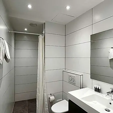 Spacious 3-br Urban Sanctuary מלון